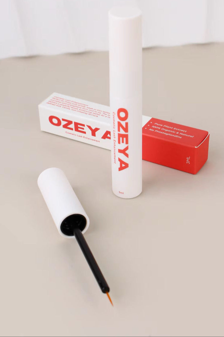 Ozeya eyeliner pen with packaging on a beige surface